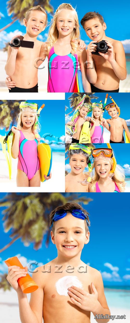 ������ ����� � �������������� �� ������ ����� | Group of children with cameras on a summer beach - Stock photo