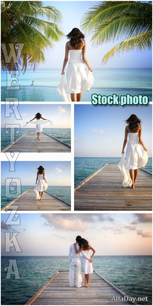 ������� � ���� / Girl and the sea - Raster clipart
